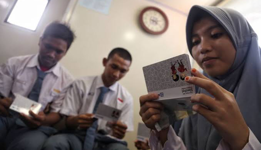 Pelajar menabung dengan Simpel BRI